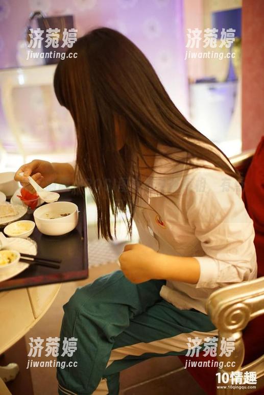 换上制服，ROSI图库的学妹亮相，有点可爱！