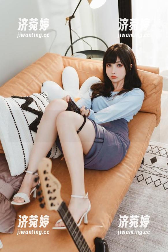 Rioko凉凉子 Rioko凉凉子的女孩:图片中的不搭调,分享下这奇特的对比。