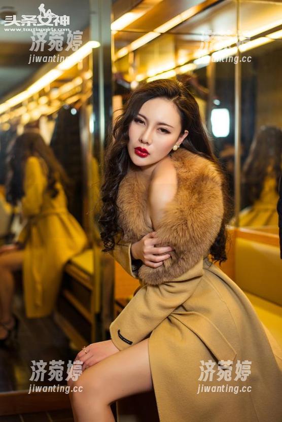TouTiao头条女神 - 在杨曼妮的世界里，女孩的写真就像调皮的彩虹糖合集！