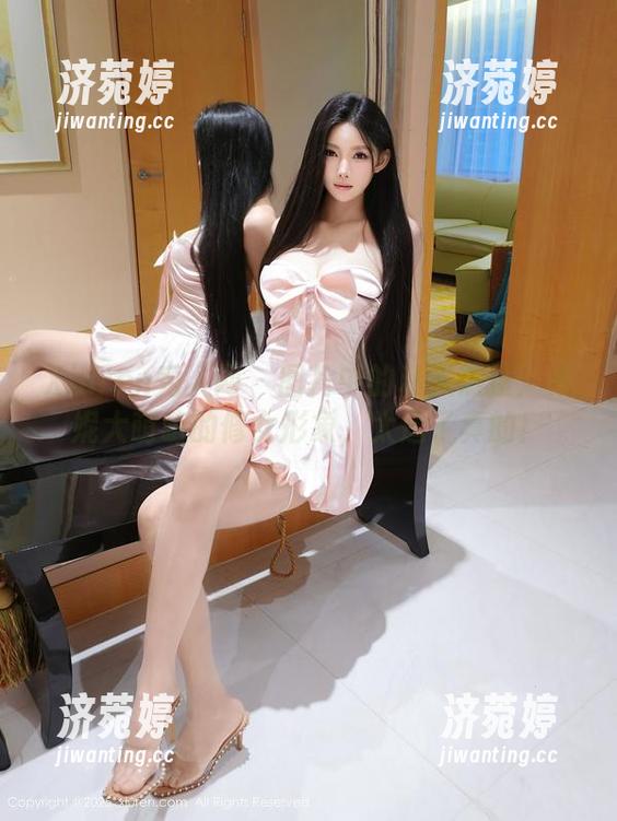 Xiuren秀人网-米妮大萌萌 Xiuren秀人网 - 图片中的私人热搜:米妮大萌萌的修女形象,太逗了真的!