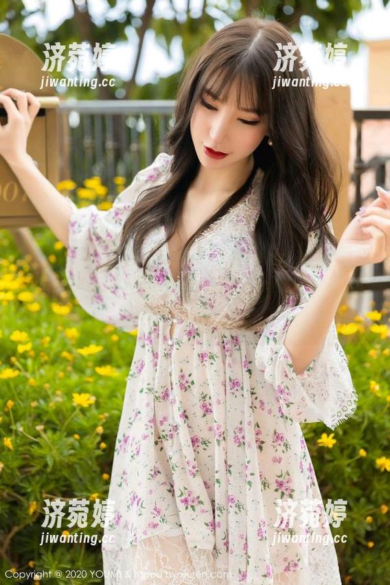 YouMi尤蜜荟-Carol周妍希 YouMi尤蜜荟 - 套图中的Carol周妍希,镜框佐证了她的灵动,一副眼镜竟然让我停顿想了好几秒。
