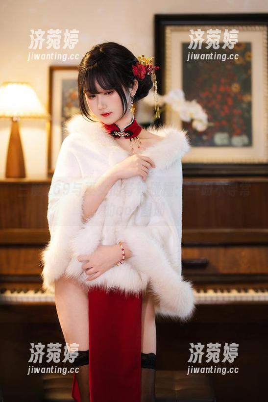 三度_69与巫女的奇妙碰撞：一册不寻常的cos图册
