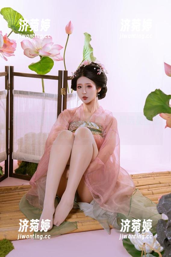 云溪溪奶桃 在云溪溪奶桃的双人教室里,精选美图就像茶几上的点心