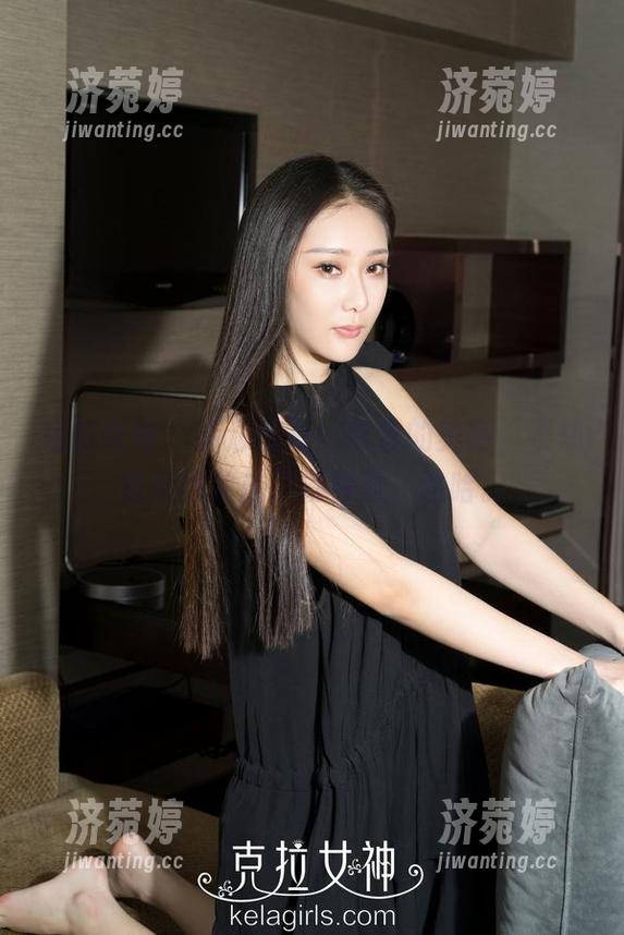 克拉女神 - 高清图册：欣宜的美腿，不知道自己变成了哪种风，哈哈。