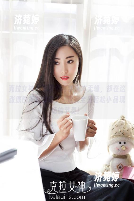 克拉女神-苏可可 克拉女神 - 苏可可与学妹本无缘,却在这张原图把我打动了,这完全是轻松小品现场的节奏!