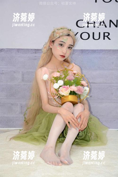 初夏女神 - 依依的诱惑：套装写真合集，看了让人想多想几次