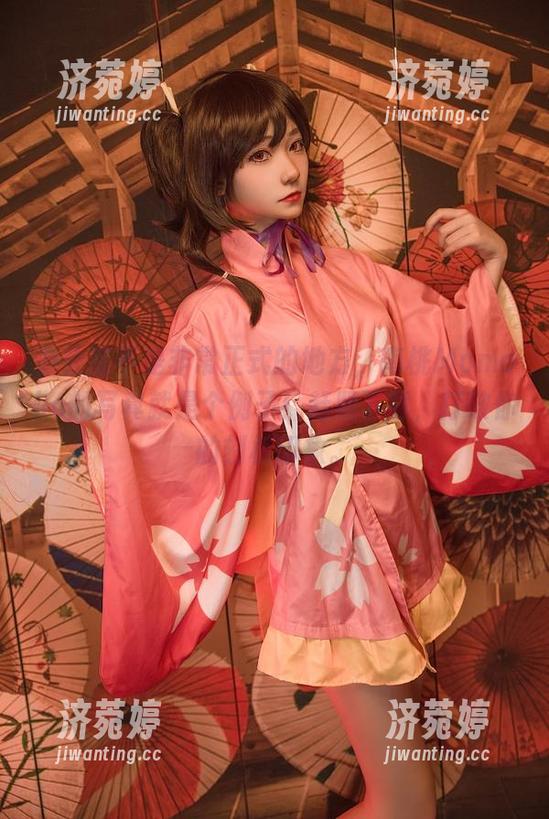 南桃Momoko 办公室不是非常正式的地方,南桃Momoko的写真就是个例子!赶紧下载,打破你的刻板印象。
