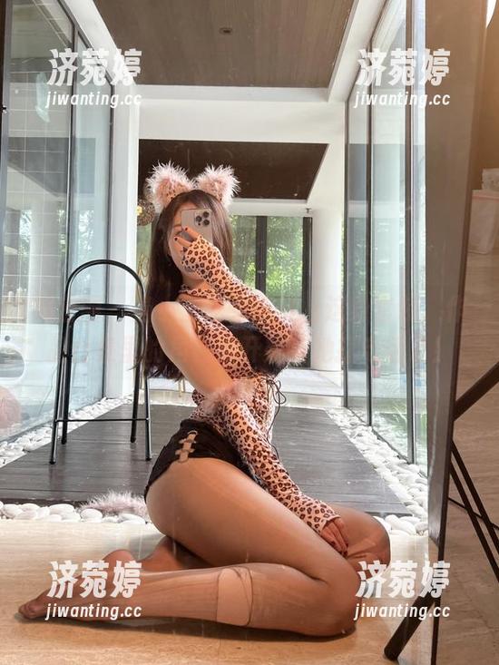 微密圈 - 当小玉吃果冻穿上这身套装，作品合集里的角色都开始给她打电话了！