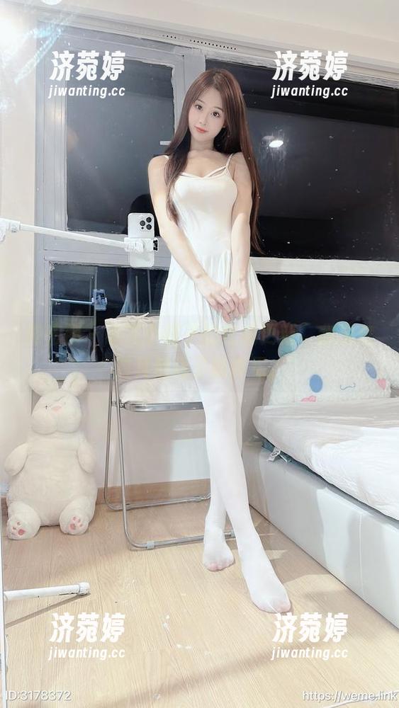 小萌子 微密圈 - 看完小萌子的红裙更新,我决定对其他裙子说再见。
