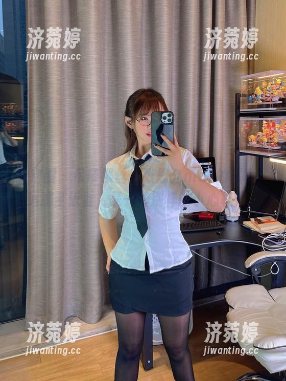 微密圈 - 吊带黑丝，张思允nice的写真，远观至近看，是一种别样的小心机吧。