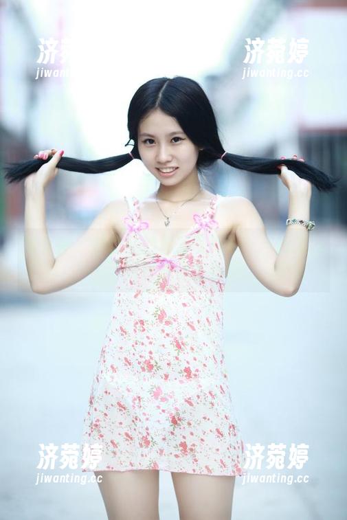 推女神 - 施忆佳的居家写真——当沙发和猫咪成为主角