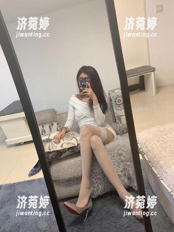 微密圈 - 在线嗨起来，提袜少女的别致写真自拍