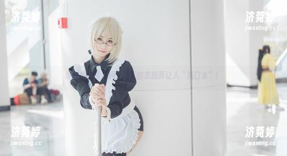 晓美妈 原图里的晓美妈,脚下的美腿真让人“流口水”!