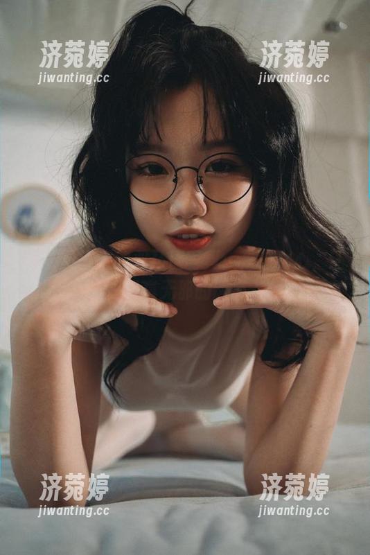 柒柒要乖哦的双马尾写真：是少女心，还是天真无邪的诱惑？