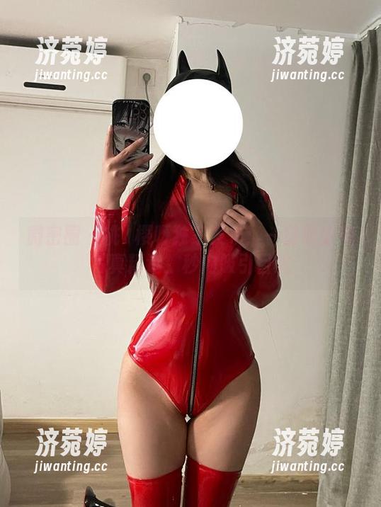 微密圈 - 桃沢樱呀独家发布：一塑职业装写真精选，秒内吸引目光
