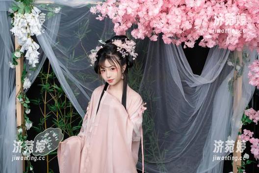 爆机少女喵小吉 免费套图:爆机少女喵小吉穿上咸鱼外骨骼是不是来抢我们的眼球?