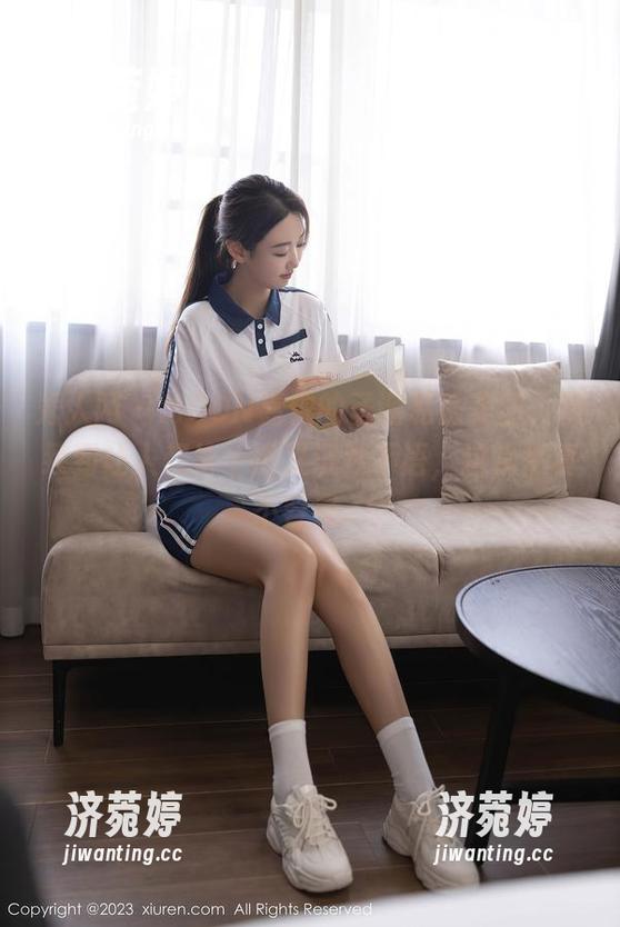 秀人网 - MOON嘉依的圣诞私房美图，精致到让人想给个赞又沉默不语，这水平真不容易。