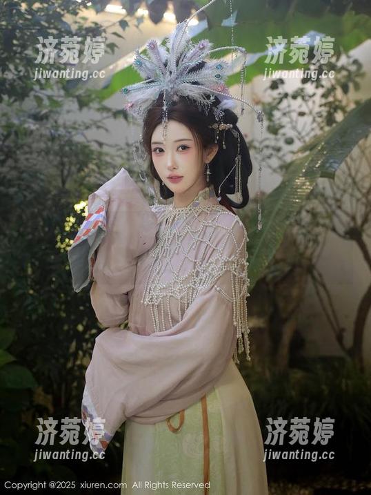 秀人网-sophie余冰 秀人网 - 网袜狂潮,sophie余冰全套上线,趁热打铁,赶紧下载!