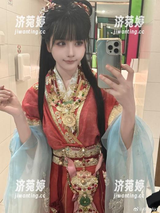 秋山AkI 原图里的秋山AkI职业装,一不小心就让你想多了