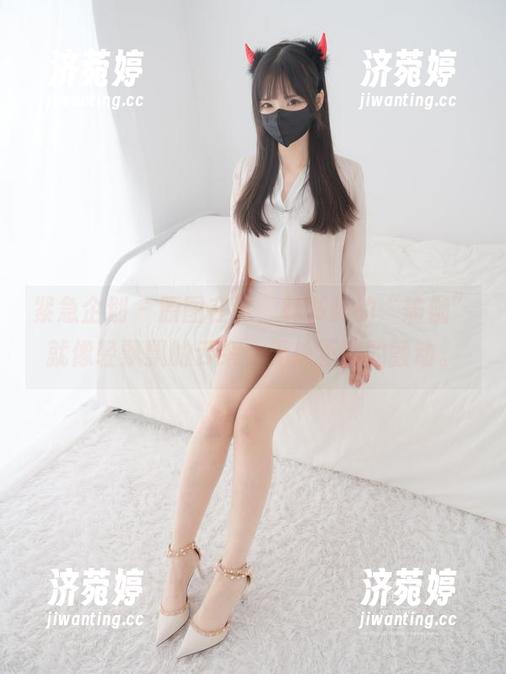 紧急企划-林书辞 紧急企划 - 原图在这,林书辞的“瑜伽”就像轻飘飘的云朵,无处不在的颤动。