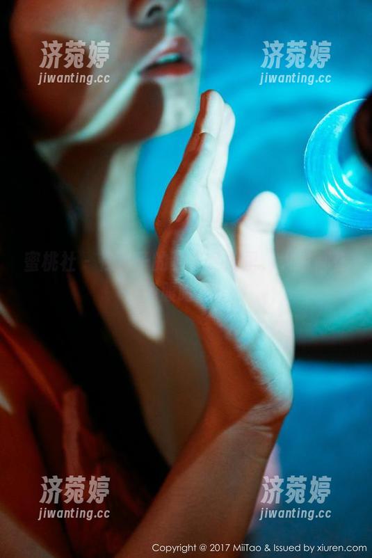 蜜桃社 - 在杏子的夏天私房里，大家都在捧腹哈哈！