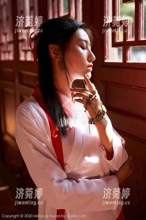 蜜桃社-王婉悠Queen 蜜桃社 - 王婉悠Queen的妹妹:没必要打光,真实才是正义的图包!