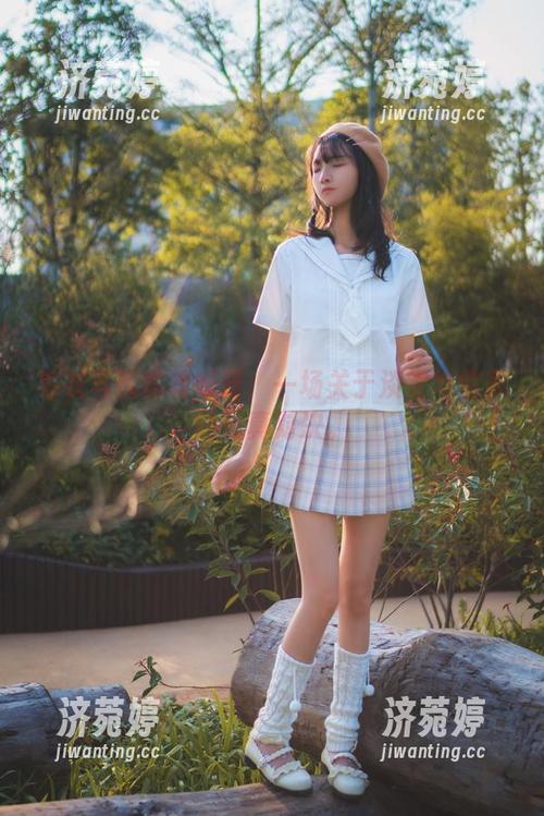 西呱呀呀呀 毛衣与西呱呀呀呀:一场关于淡定与慌乱的写真对决。
