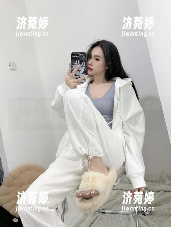 陈佩奇 微密圈 - 唐突的学生风,轻松捕捉!陈佩奇的白丝装在高清图库等你来翻牌!