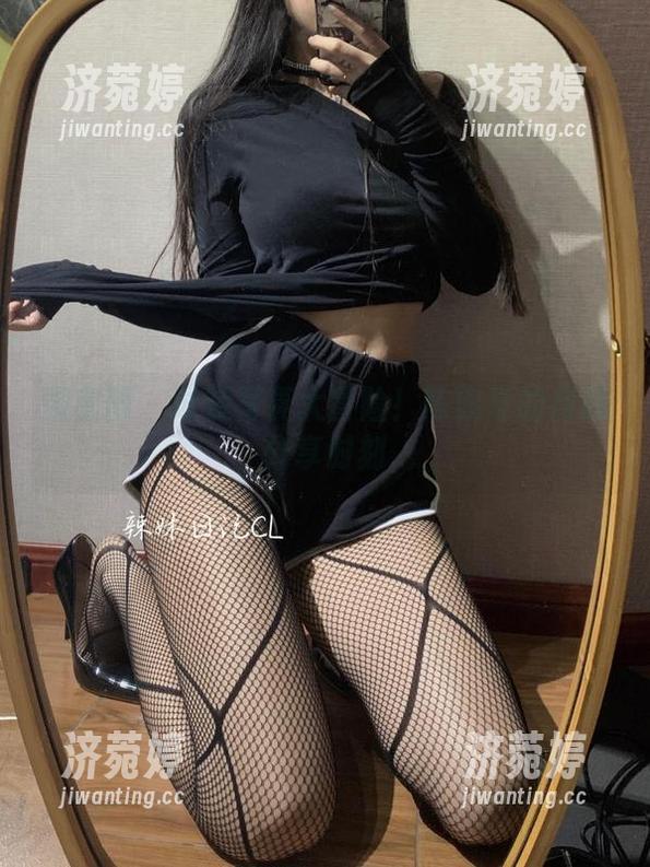 微密圈 - 泳装写真大冒险！陈佩奇的自我分享时刻