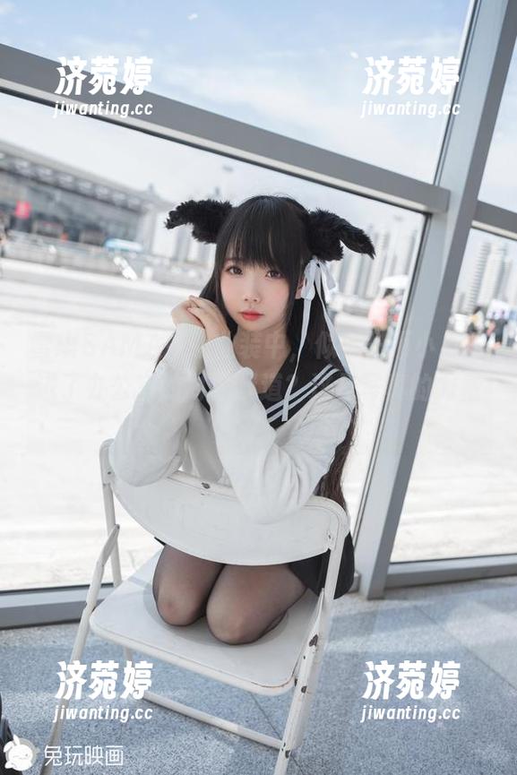 雪琪SAMA 雪琪SAMA在职业装中,似乎一不小心掉进了办公室的时光隧道?这是写真的力量?