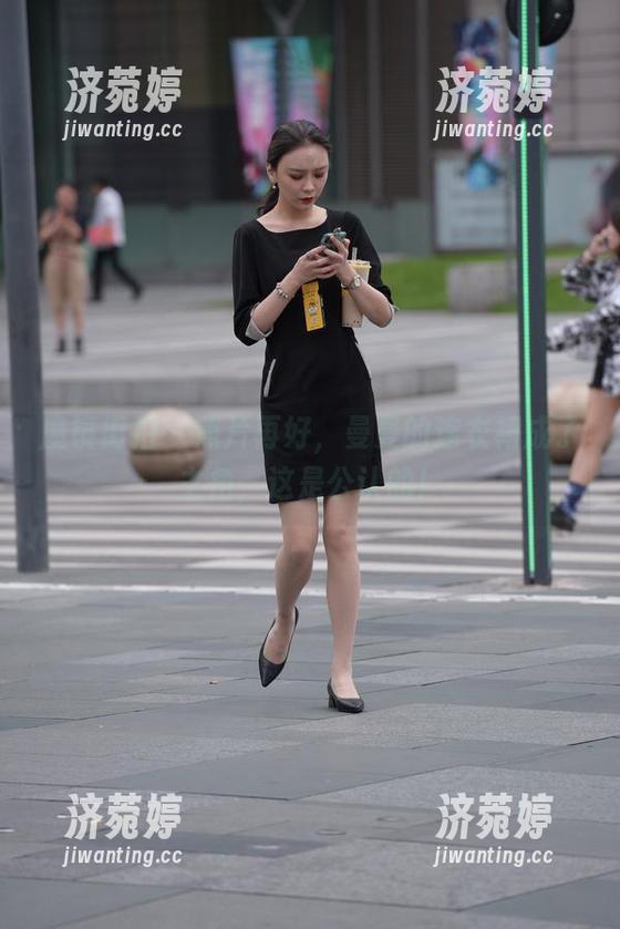 魔镜街拍-曼曼 魔镜街拍 - 照片再好,曼曼的连衣裙成了主角,这是公认的!