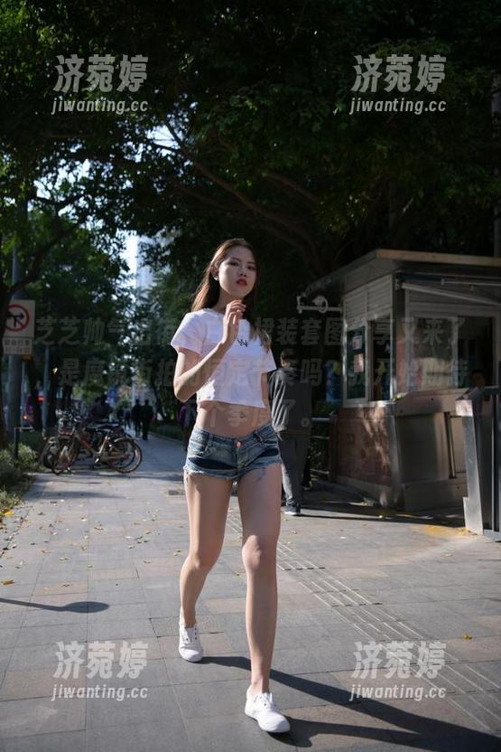 魔镜街拍 芝芝帅气出街,白色裙装套图分享又来了,是魔镜街拍的恒定节奏吗?我开始期待下个季度了。